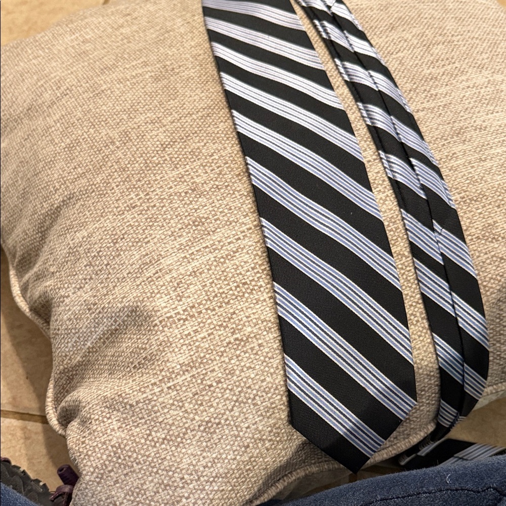 Roundtree & Yorke Black , Gray , and Blue Striped Necktie